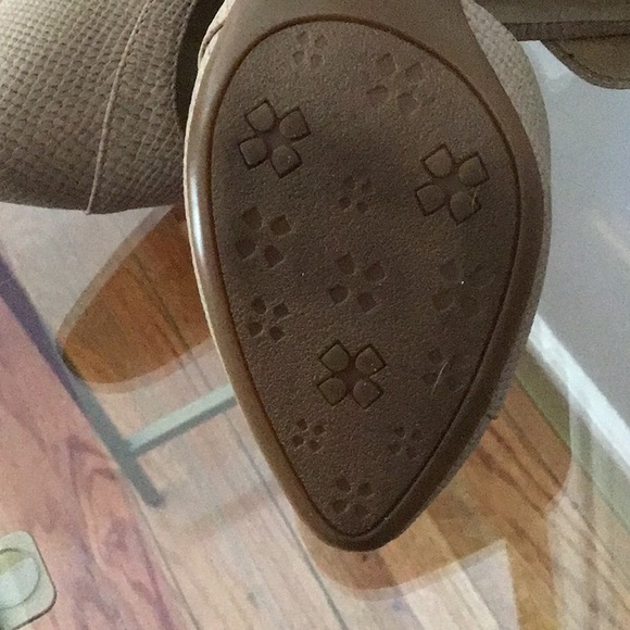 Beige textured 2.5” heel - Picture 5 of 5